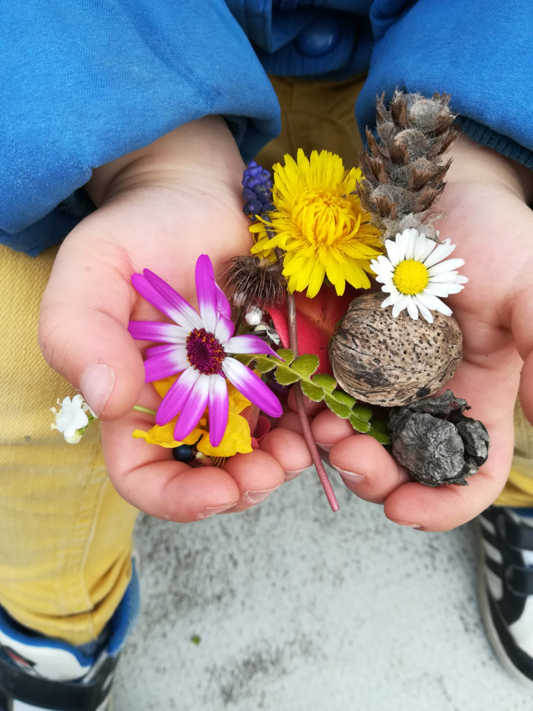 fleurs mains enfant