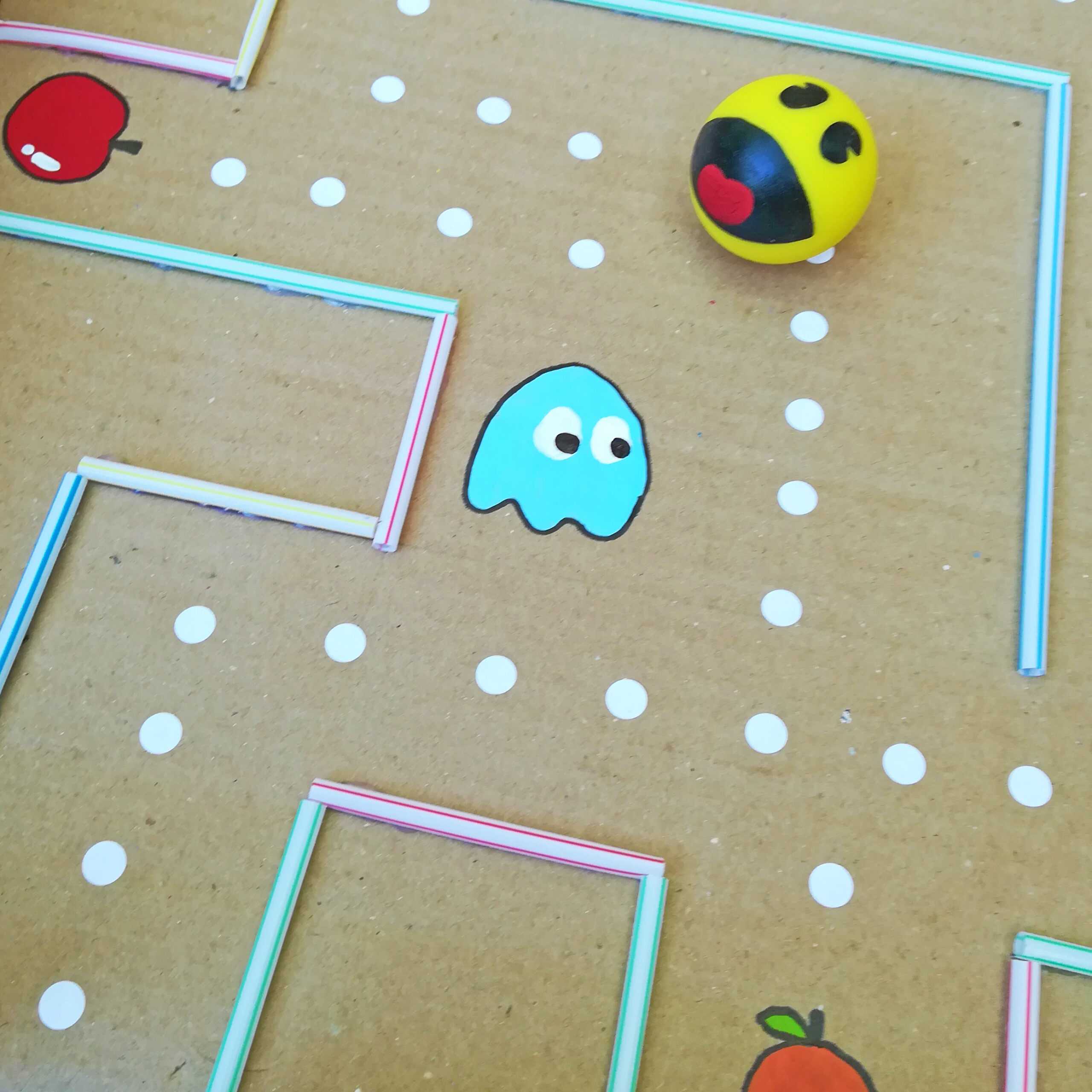 diy labyrinthe géant carton thème jeu vidéo pac man